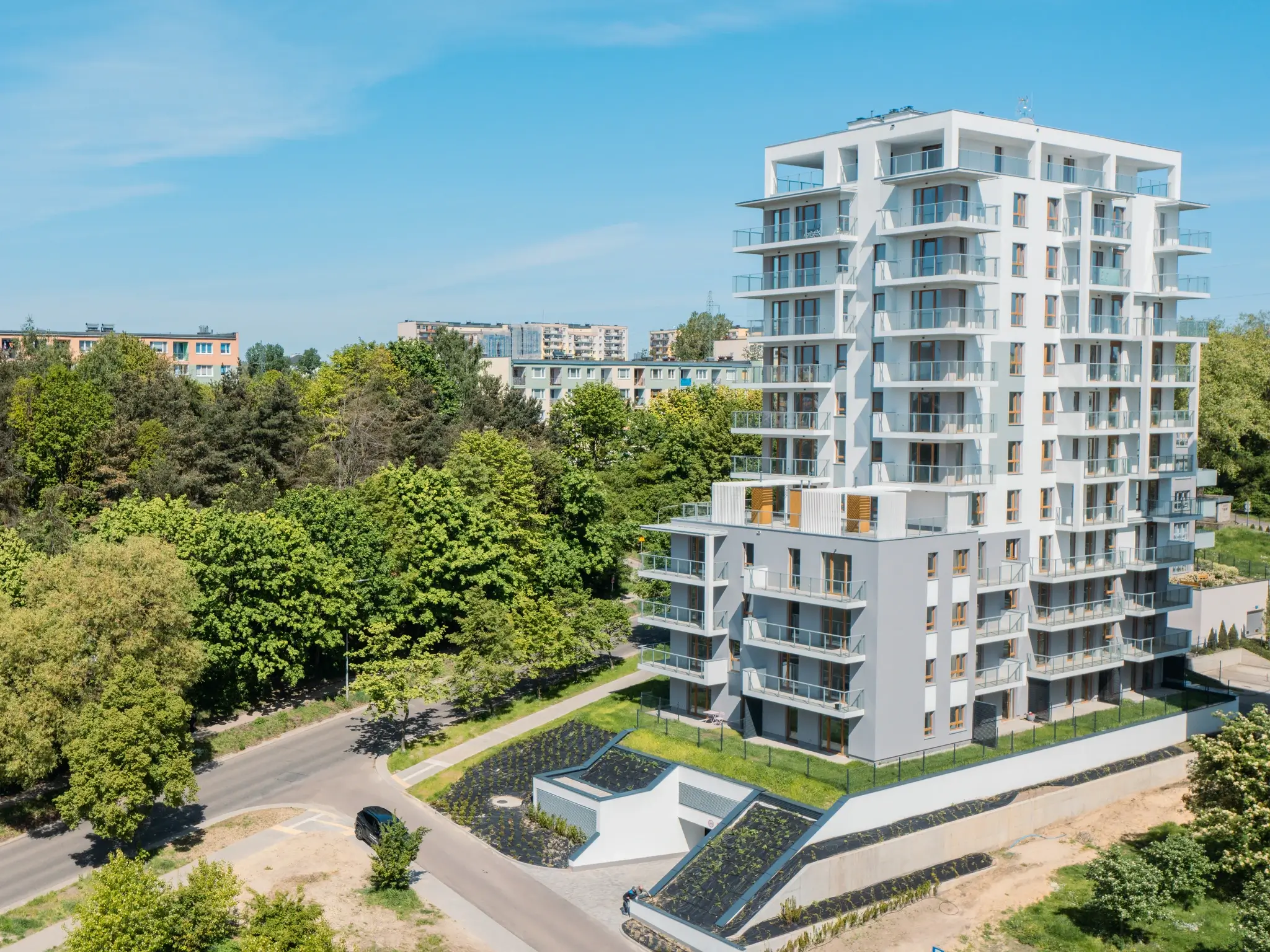 Port Deco w Gdyni – nowoczesny budynek mieszkalny z balkonami, otoczony zielenią, z widokiem na port, w spokojnej i atrakcyjnej lokalizacji